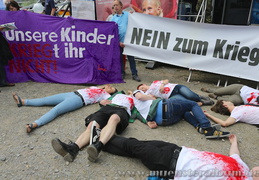 Flashmob am Stand der Bundeswehr